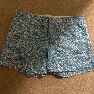 Lilly Pulitzer Blue and White Bermuda Shorts with Elegant Pattern